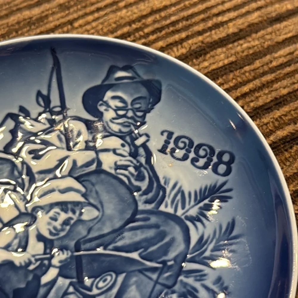 Vintage 1998 Royal Copenhagen Grandparents Collector Plate Gone Fishing U20
